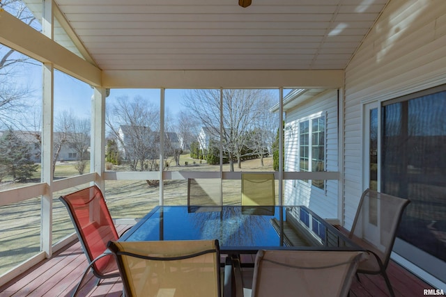 sunroom with lofted ceiling