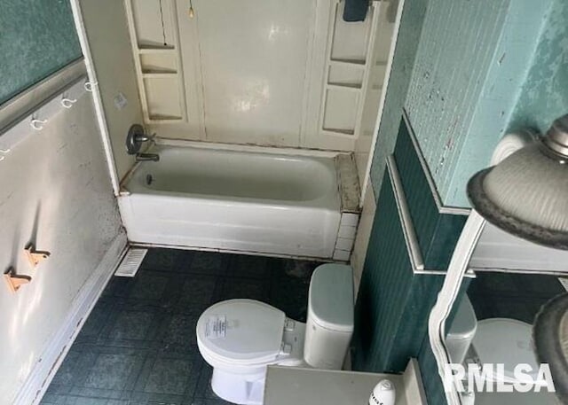448 N 3rd Ave, Canton, IL 61520 - bathroom with pet washing station and washtub / shower combination