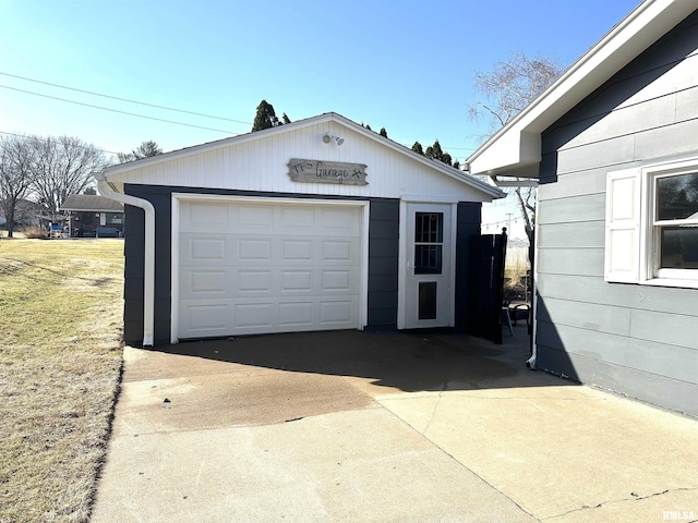 detached garage featuring concrete driveway