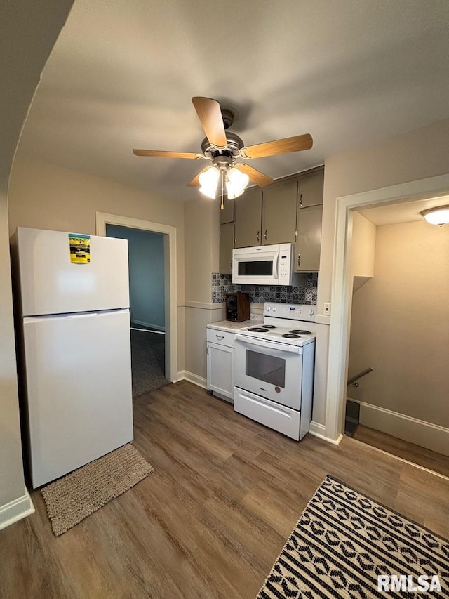 kitchen featuring backsplash, baseboards, ceiling fan, dark wood-style floors, and white appliances