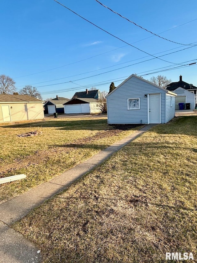 view of yard featuring an outbuilding