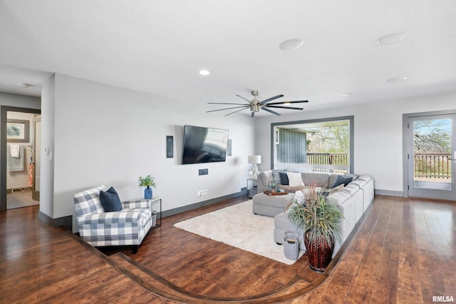 living room with recessed lighting, baseboards, hardwood / wood-style floors, and ceiling fan