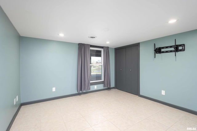spare room with recessed lighting, visible vents, and baseboards