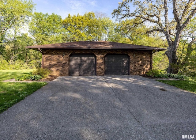9721 234th St N, Port Byron, IL 61275 - garage with driveway