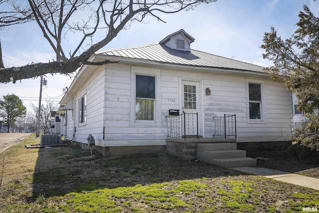 1500 W Tyler St, Herrin, IL 62948 - bungalow-style house featuring central AC unit