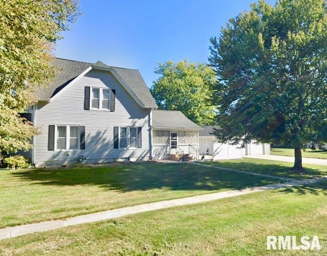 view of front of property featuring driveway and a front yard