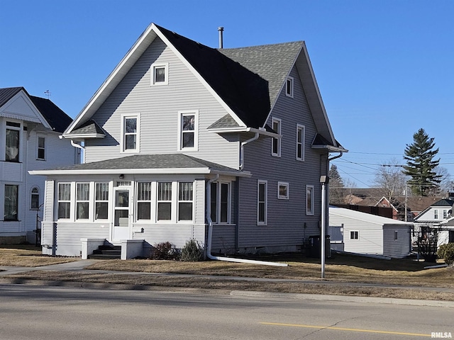 404 N Riverview St, Bellevue, IA 52031 - view of front facade with entry steps and a shingled roof