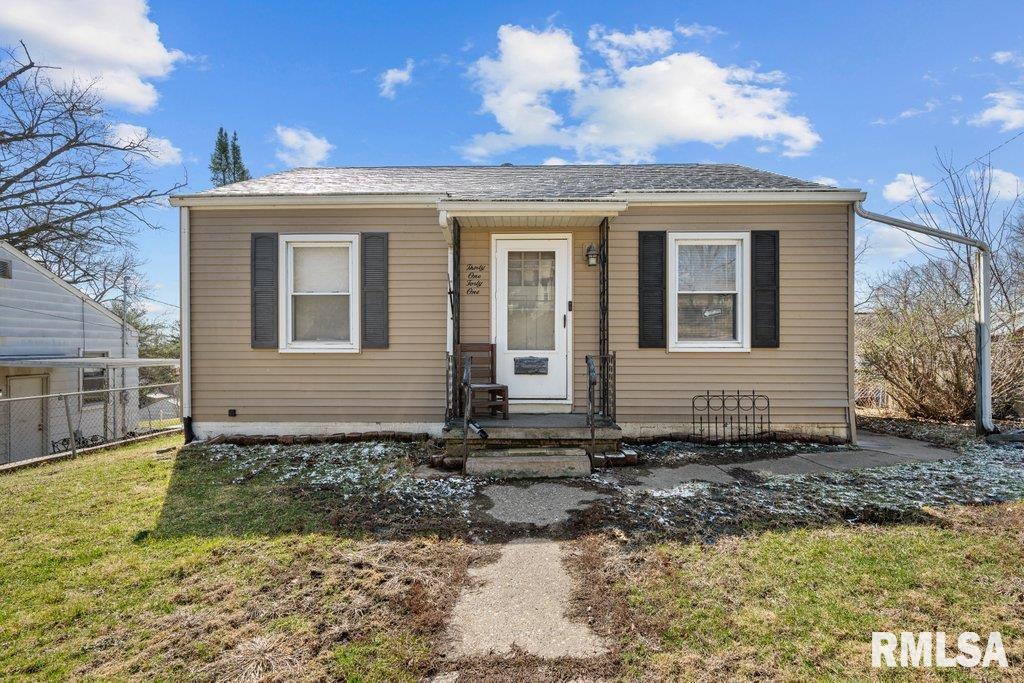 bungalow with a front yard and fence