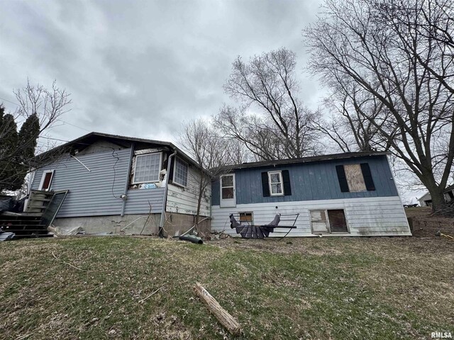 502 E 2nd St, Maquon, IL 61458 - view of front of home with a front lawn