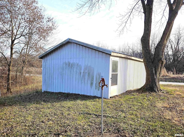 view of outdoor structure featuring an outbuilding
