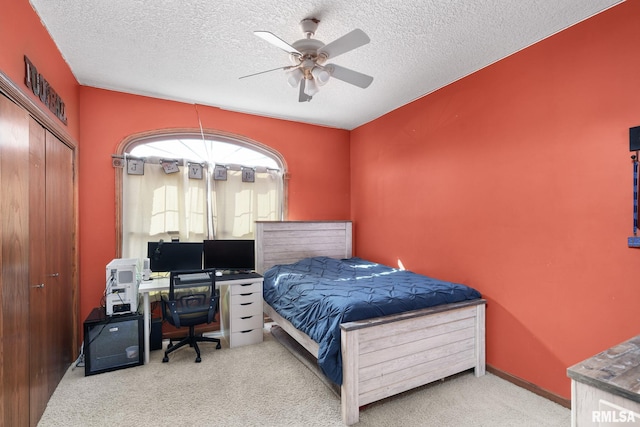 922 W Scott St, Eldridge, IA 52748 - bedroom featuring ceiling fan, a closet, carpet floors, and a textured ceiling