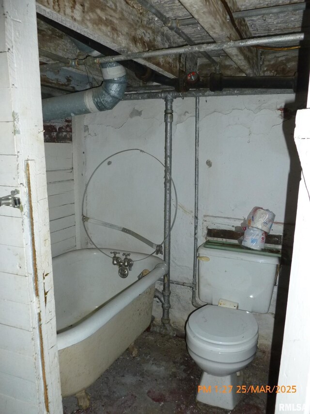 145 6th Ave, Moline, IL 61265 - bathroom with a soaking tub, toilet, and concrete floors