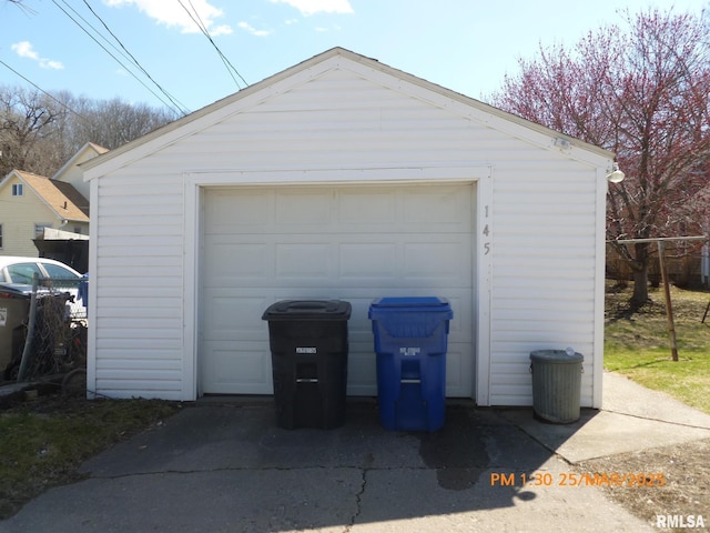 145 6th Ave, Moline, IL 61265 - detached garage with driveway
