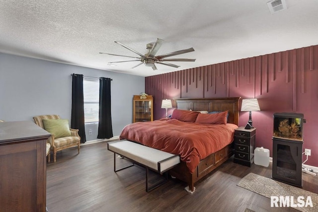1708 Westport Dr, Davenport, IA 52804 - bedroom featuring visible vents, a ceiling fan, a textured ceiling, and dark wood-style floors