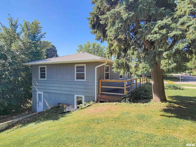 1803 N 7th St, Clinton, IA 52732 - back of property featuring a yard