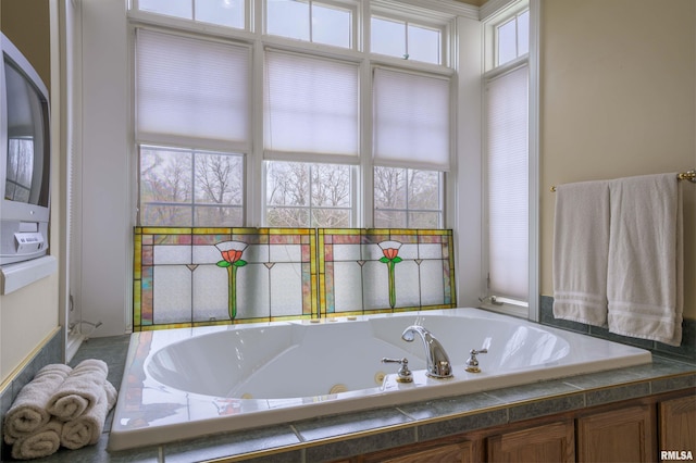 4996 Andrew Rd, Marion, IL 62959 - full bath featuring a whirlpool tub