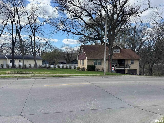 view of front of property with a front yard