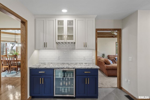 indoor dry bar featuring wine cooler, tasteful backsplash, recessed lighting, baseboards, and a ceiling fan