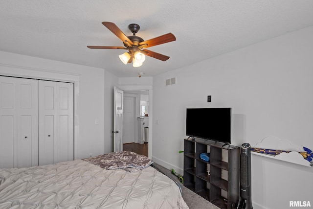 bedroom featuring a closet, baseboards, a ceiling fan, and visible vents