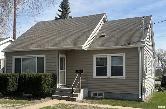 view of front of property featuring a shingled roof