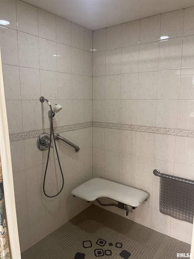 5833 Taylor St, Davenport, IA 52806 - full bath featuring tiled shower