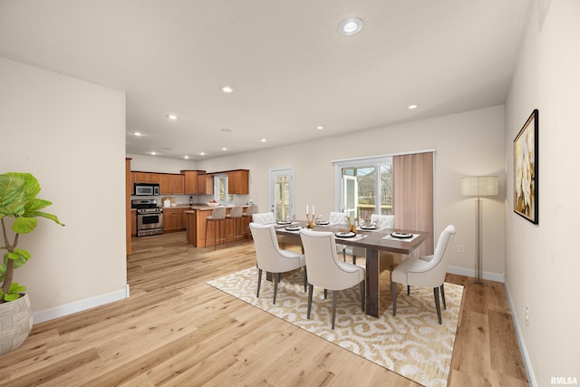 dining space featuring recessed lighting, light wood-style flooring, and baseboards
