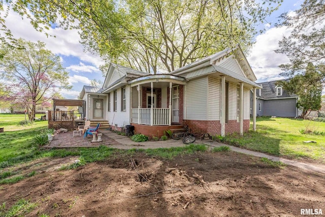 view of front of house featuring a porch and a front lawn