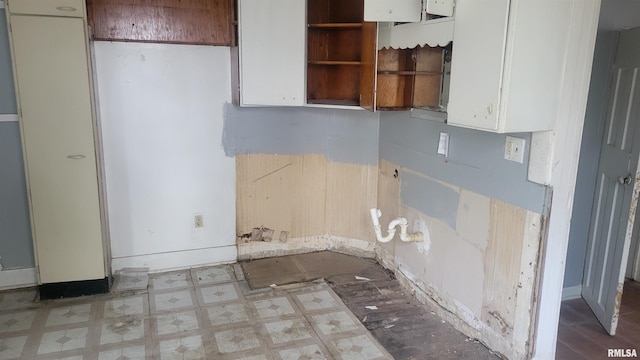 1306 Davie St, Davenport, IA 52804 - washroom with tile patterned floors