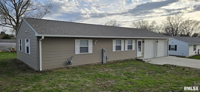 402 N Toronto St, Wheatland, IA 52777 - view of front of house with roof with shingles, a front yard, driveway, and a garage