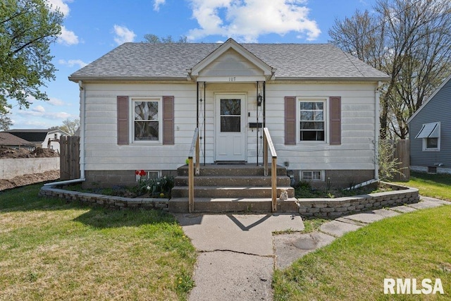 1117 S Ohio Ave, Davenport, IA 52802 - bungalow featuring a front lawn and roof with shingles