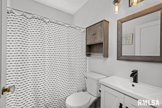 1117 S Ohio Ave, Davenport, IA 52802 - bathroom with a shower with shower curtain, a textured ceiling, toilet, and vanity