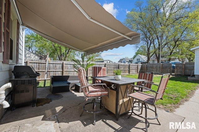 1117 S Ohio Ave, Davenport, IA 52802 - view of patio featuring a fenced backyard, outdoor dining space, and grilling area
