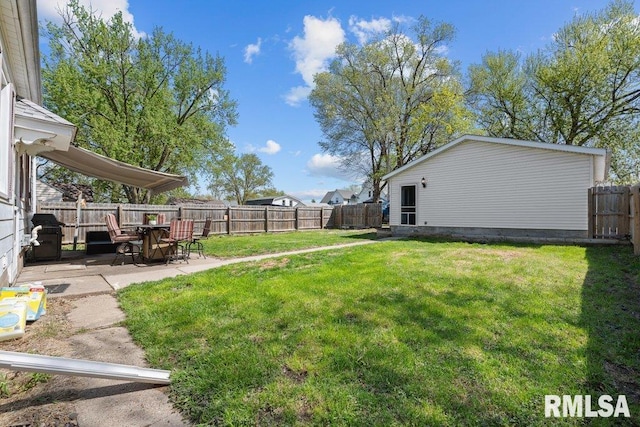 1117 S Ohio Ave, Davenport, IA 52802 - view of yard with a fenced backyard and a patio