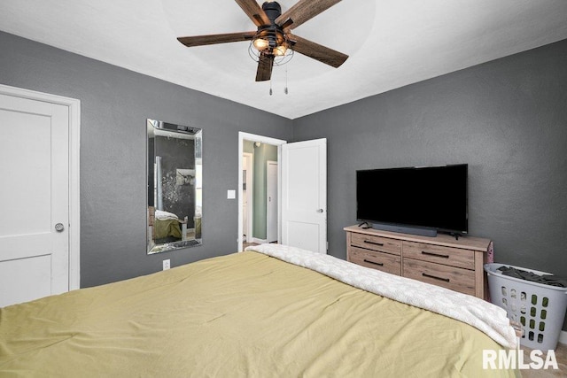 1117 S Ohio Ave, Davenport, IA 52802 - bedroom with a textured wall and ceiling fan