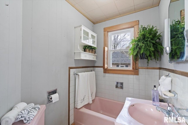 608 S Oakwood Ave, Geneseo, IL 61254 - bathroom with a sink and a tub