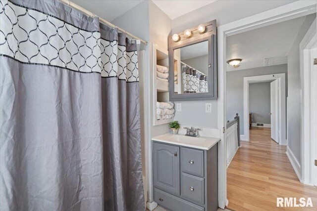 608 S Oakwood Ave, Geneseo, IL 61254 - full bath featuring wood finished floors and vanity