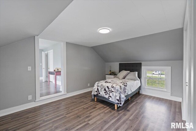 608 S Oakwood Ave, Geneseo, IL 61254 - bedroom featuring dark wood-style floors, vaulted ceiling, and baseboards