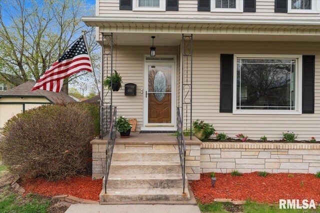 608 S Oakwood Ave, Geneseo, IL 61254 - view of exterior entry with a porch