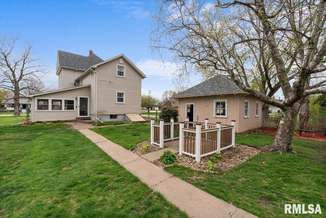 608 S Oakwood Ave, Geneseo, IL 61254 - back of property with a yard