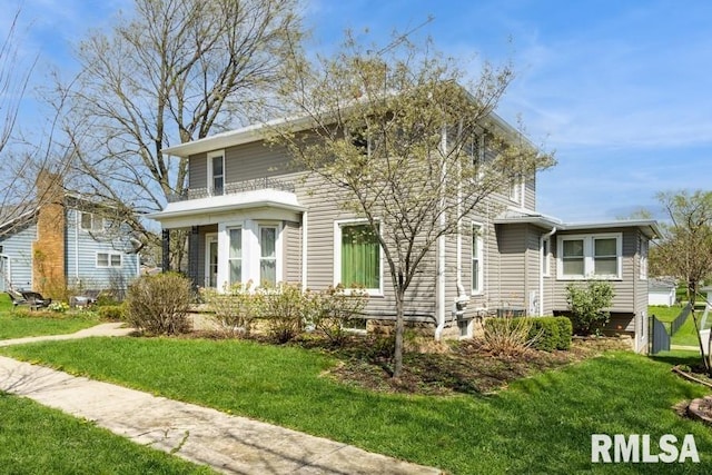 view of front of property featuring a front lawn