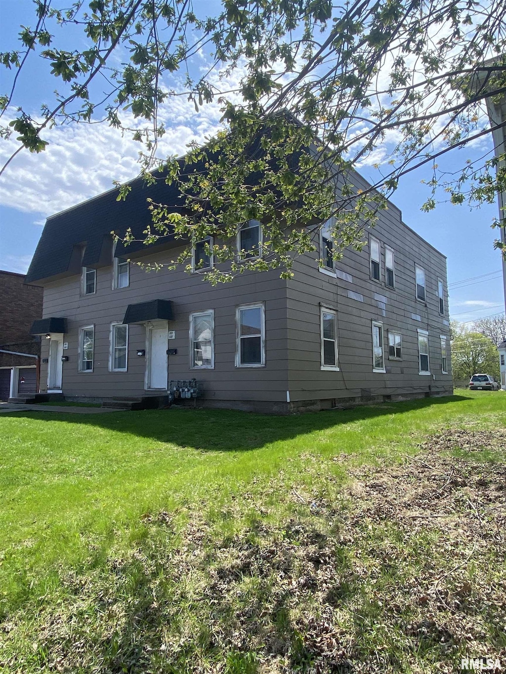 321-323 E 15th St, Davenport, IA 52803 - rear view of property featuring a lawn and entry steps