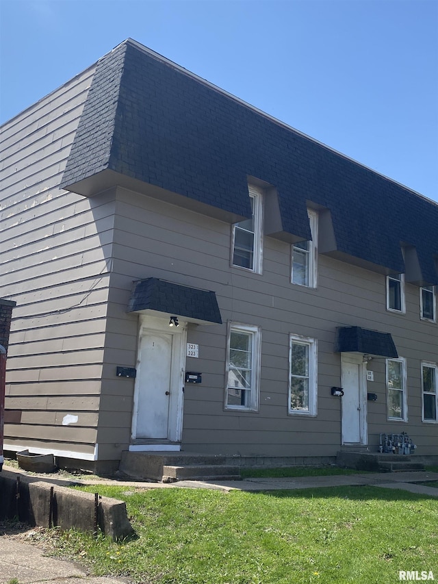 321-323 E 15th St, Davenport, IA 52803 - multi unit property with a front lawn, roof with shingles, and mansard roof