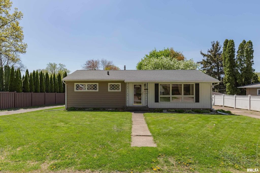 view of front of house featuring fence and a front yard