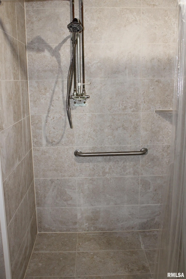 2107 W 38th Pl, Davenport, IA 52806 - room details with a tile shower