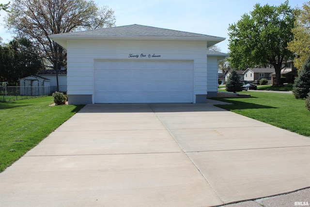 2107 W 38th Pl, Davenport, IA 52806 - garage featuring fence