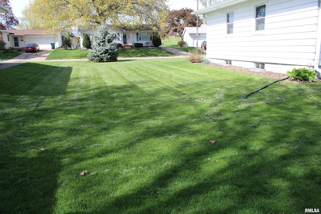 2107 W 38th Pl, Davenport, IA 52806 - view of yard