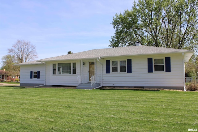 2107 W 38th Pl, Davenport, IA 52806 - ranch-style house featuring a front lawn and roof with shingles