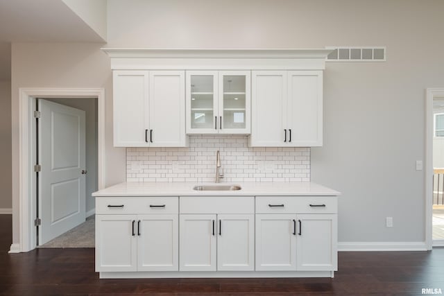 5120 Pandit Dr, Bettendorf, IA 52722 - kitchen featuring visible vents, backsplash, dark wood-type flooring, and a sink