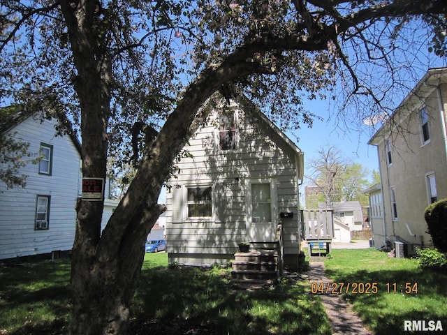 641 18th Ave, East Moline, IL 61244 - rear view of house featuring a lawn