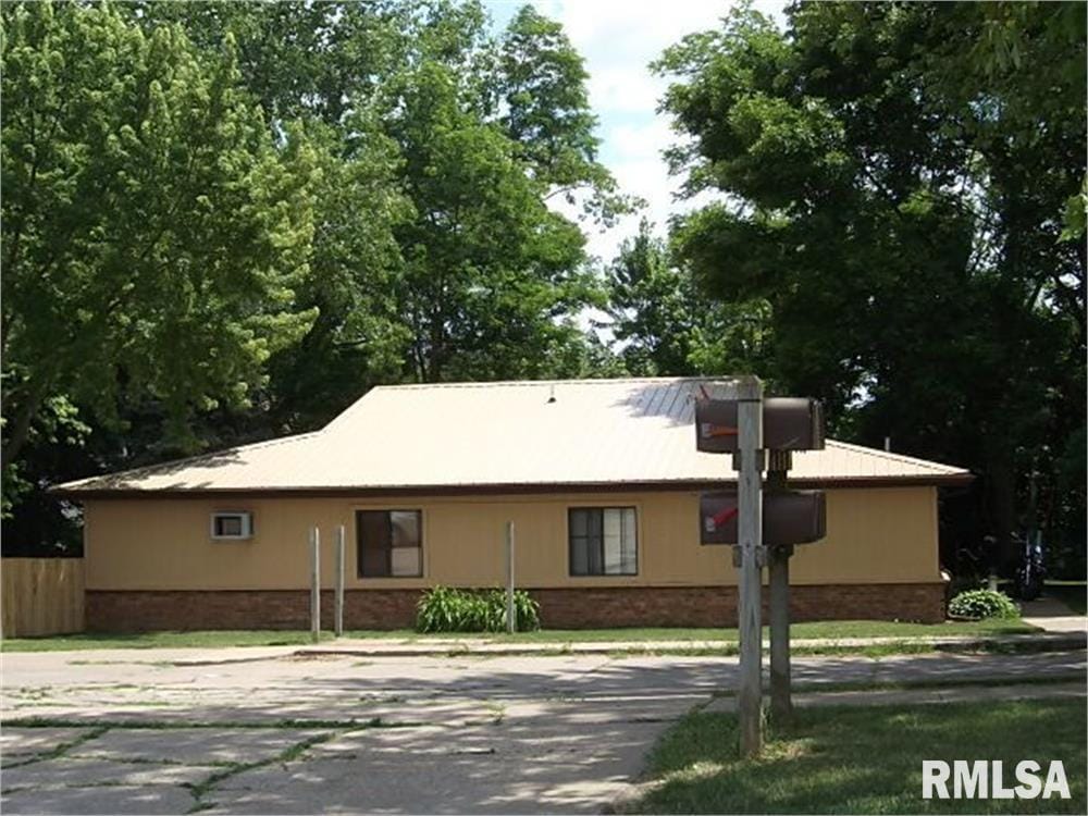 421-435 14th St, Le Claire, IA 52753 - view of front facade featuring brick siding